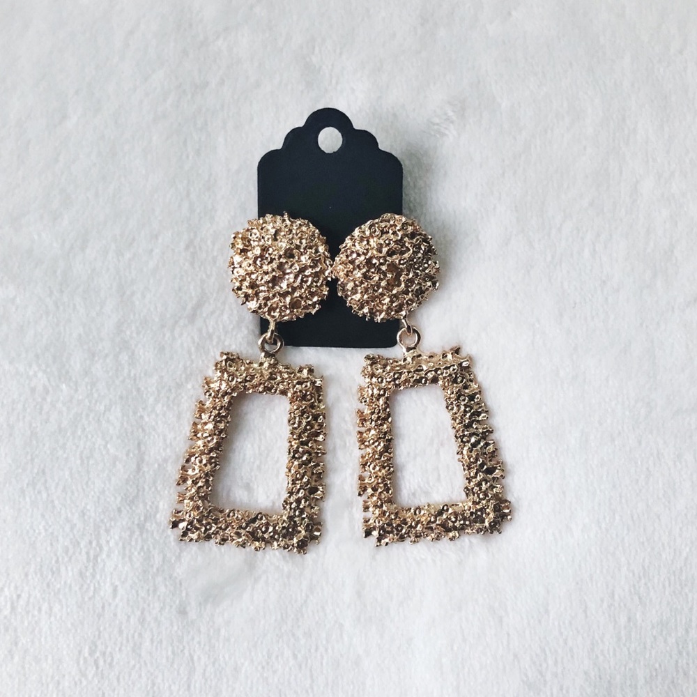 LAST PAIR! New Chunky Gold Women’s Fashion Earring - Picture 4 of 6